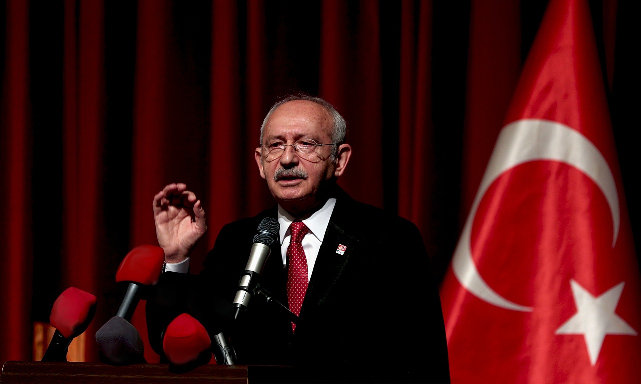 Özgür Özel'den Vekillere Çarpıcı Mesaj: 'Yüzümüz Var, Direneceğiz'