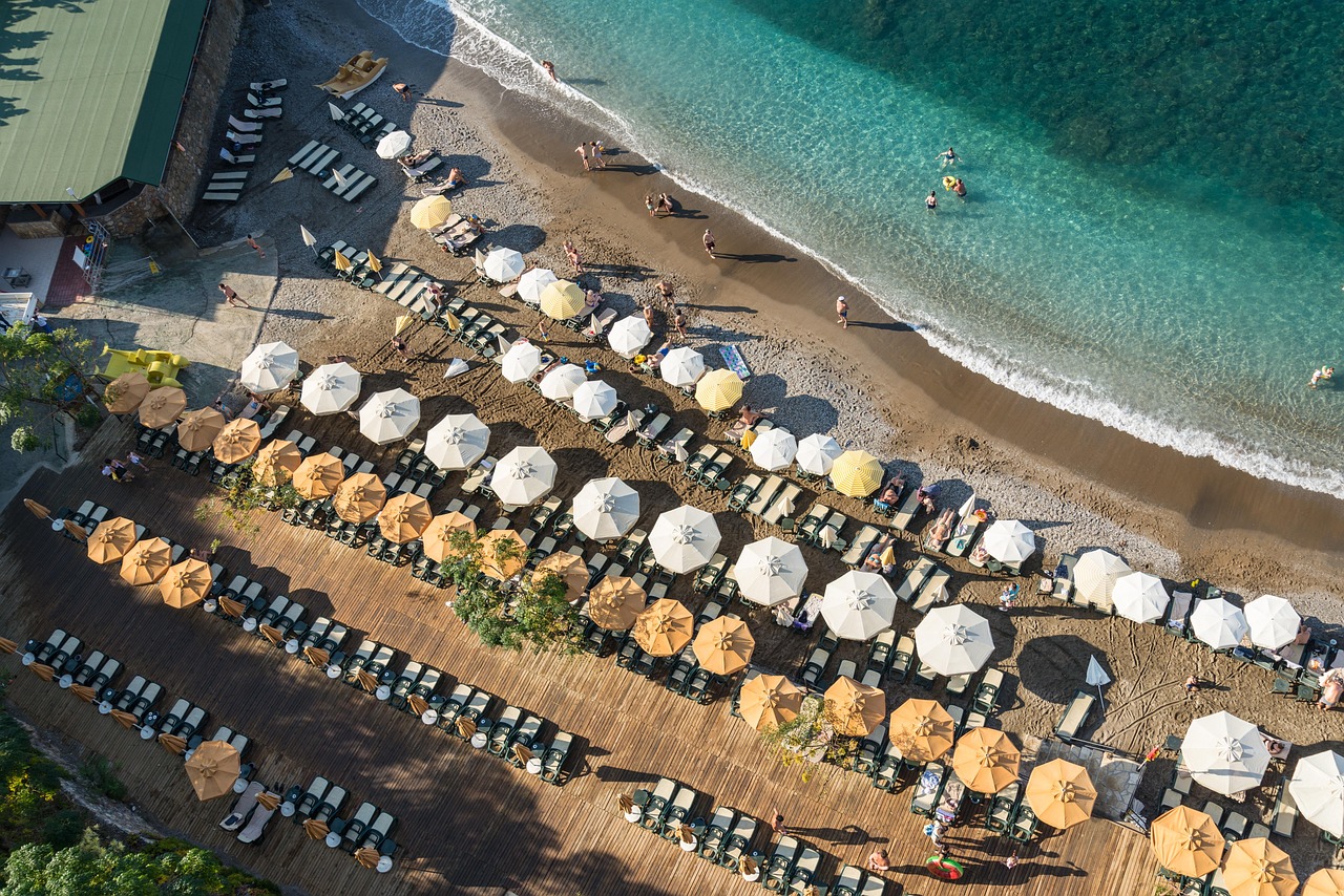 Alanya'da Döviz Bürosunda Silahlı Soygun Girişimi: Kaçan Şüpheli Aranıyor