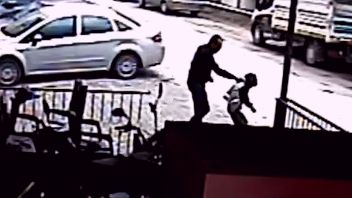 'Bahçeye zarar veriyorsun' diyerek 9 yaşındaki çocuğu darbetti!