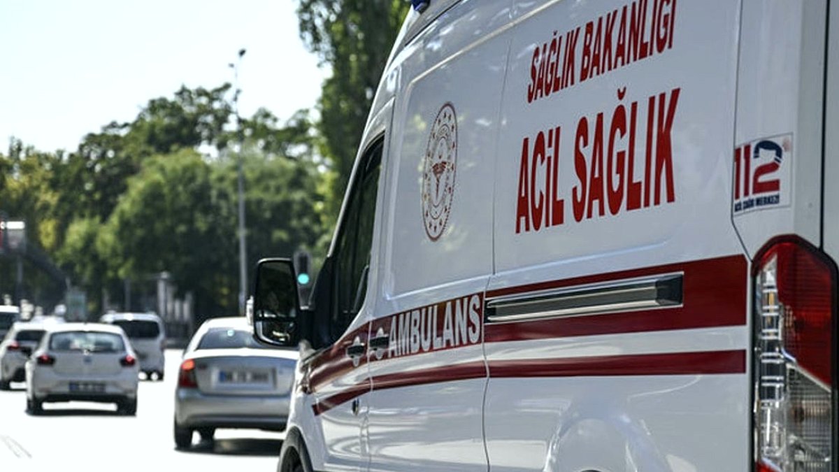 Araç su kanalına uçtu: Anne ve bebeği hastaneye kaldırıldı