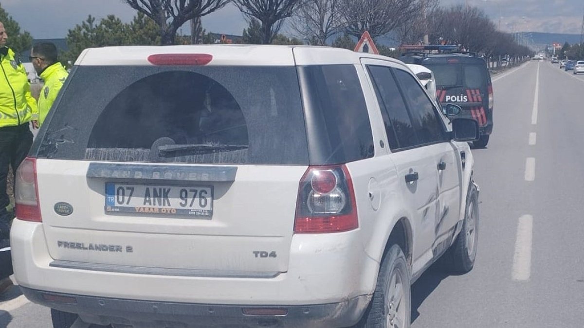 'Dur' ihtarına uymadı, polis aracına çarptı