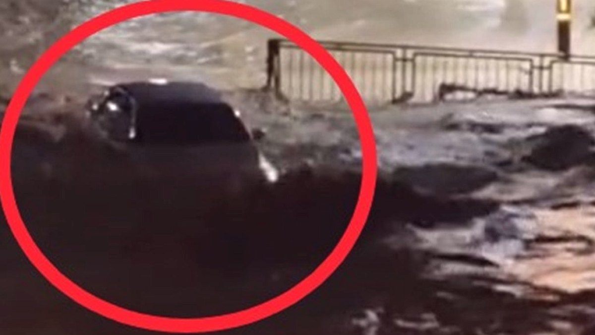 Sel suları iki kişinin içinde olduğu aracı böyle yuttu! Dehşet anları kamerada