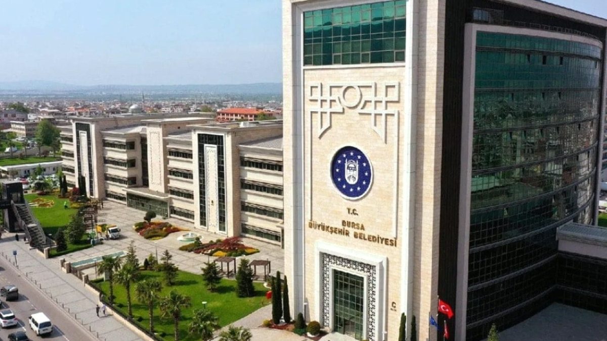 AKP'nin Bursa'daki ilk işi Atatürk ve Türk Bayrağı'nı kaldırmak oldu