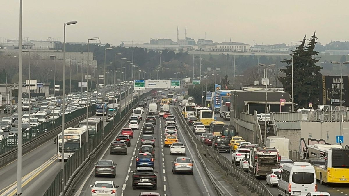 İstanbul'un iki yakasında bazı yollar trafiğe kapatıldı