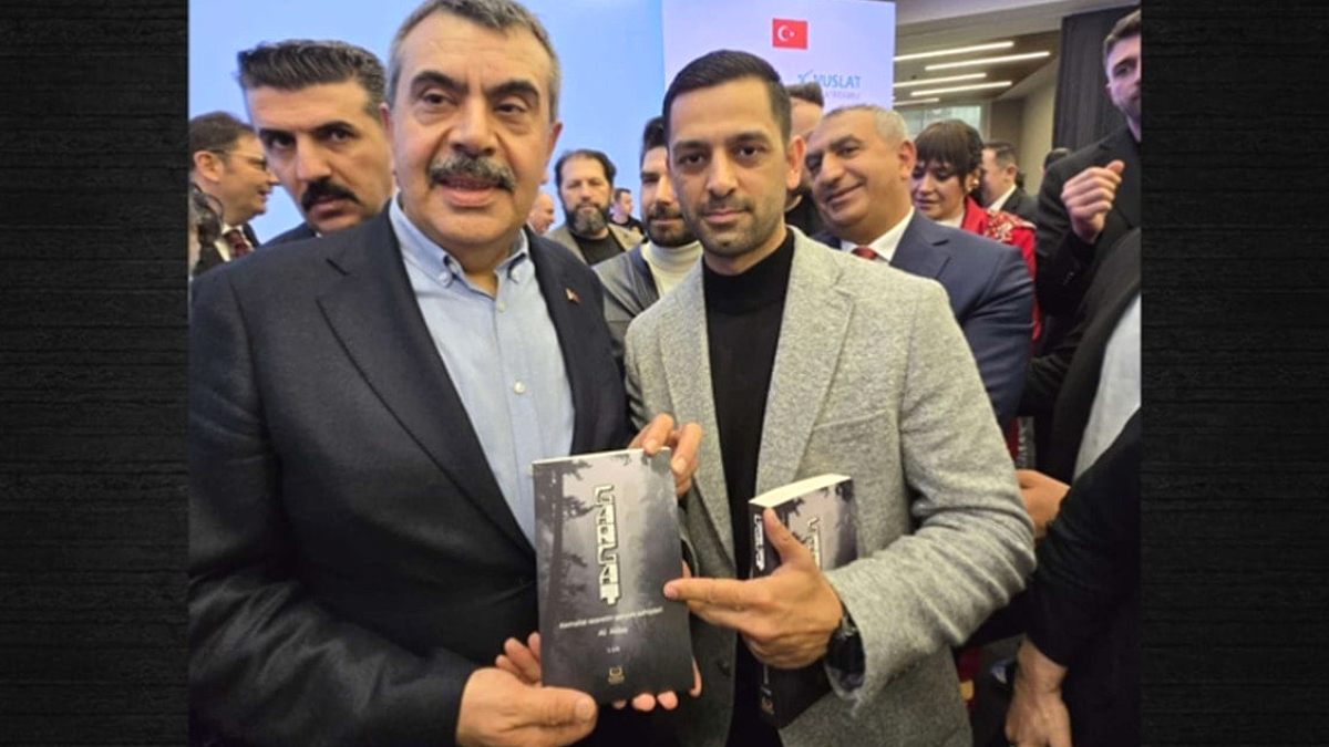 Cumhuriyet düşmanının kitabını tanıttı