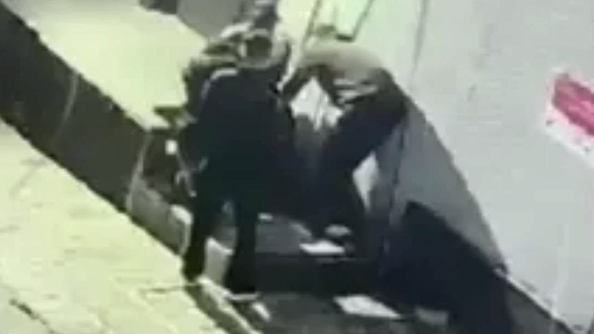 Alkollü kişiye yardım etme bahanesiyle yaklaşıp her şeyini çaldılar