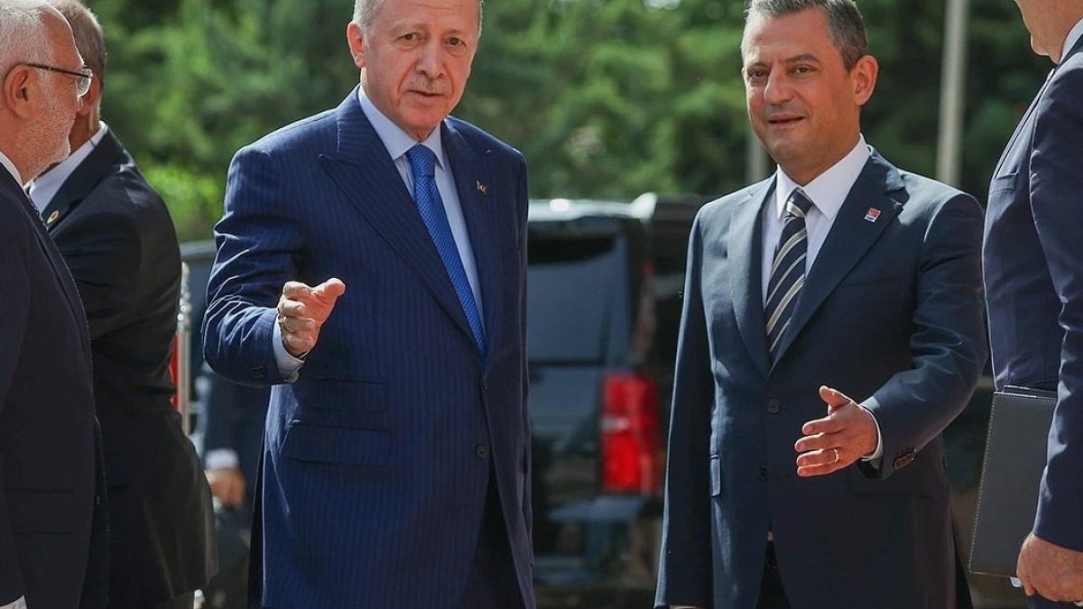 Siyasette dengeleri sarsan iki anket
