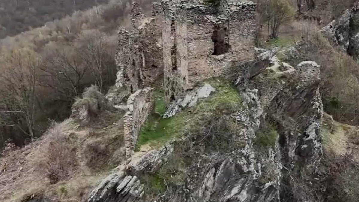 Yüzyıllardır hayaletli deniliyordu: Uçurumun kenarındaki lanetli kale için bir ilk