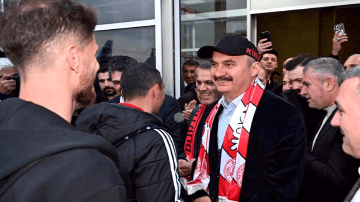 Para valilikten mi belediyeden mi çıkacak? Vali’den futbolculara iPhone 17 hediyesi