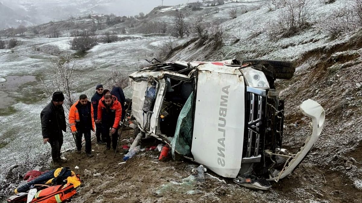 Uçurumda facia; Ambulans yoldan çıktı, ölü ve yaralılar var