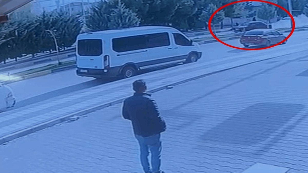 Otomobil, kaldırımdaki 2 çocuğa çarptı; kaza kamerada