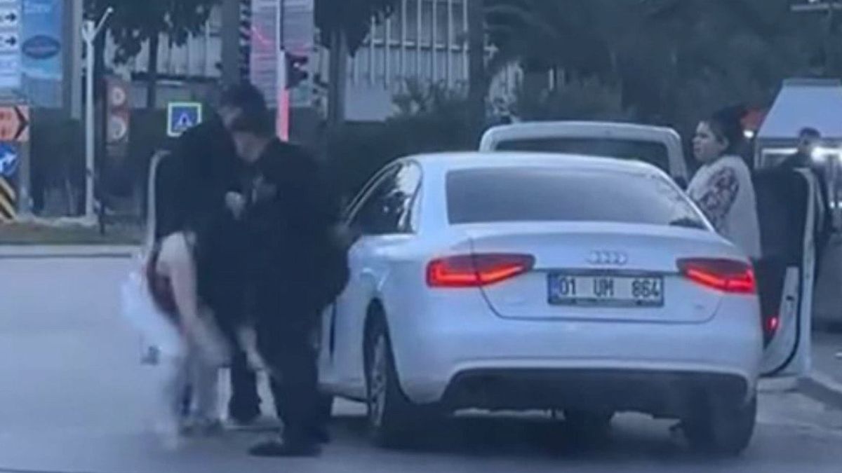 Dövdükleri kadını arabadan atıp devam ettiler
