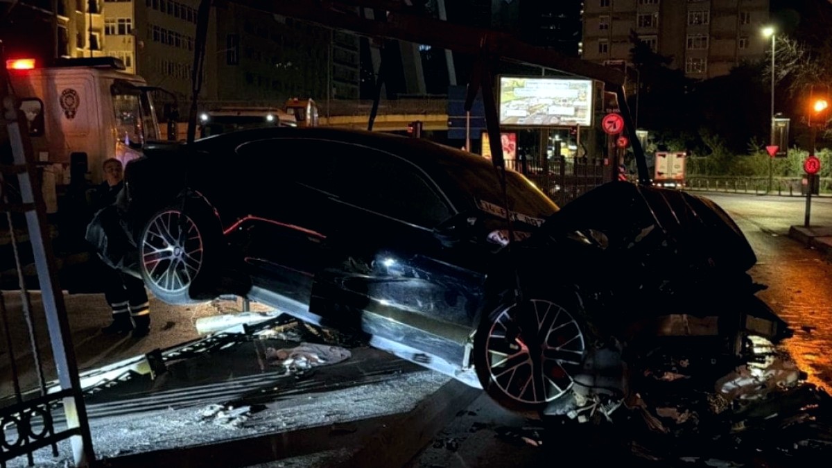 Lüks otomobil demirlere ok gibi saklandı! Şişli'de trafik kilitlendi