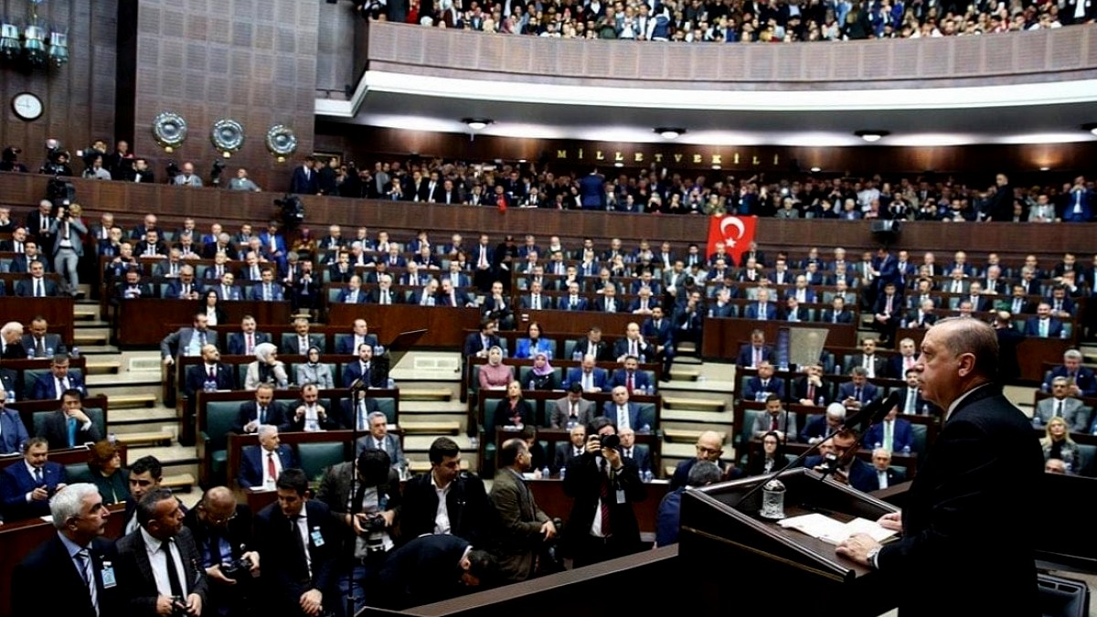 Dört belediye başkanı AKP’ye geçiyor: Rozetleri Erdoğan takacak