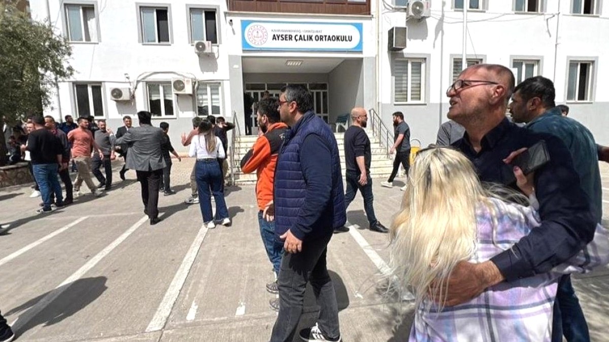 Bakan laiklikle uğraşırken okullar kan gölüne döndü