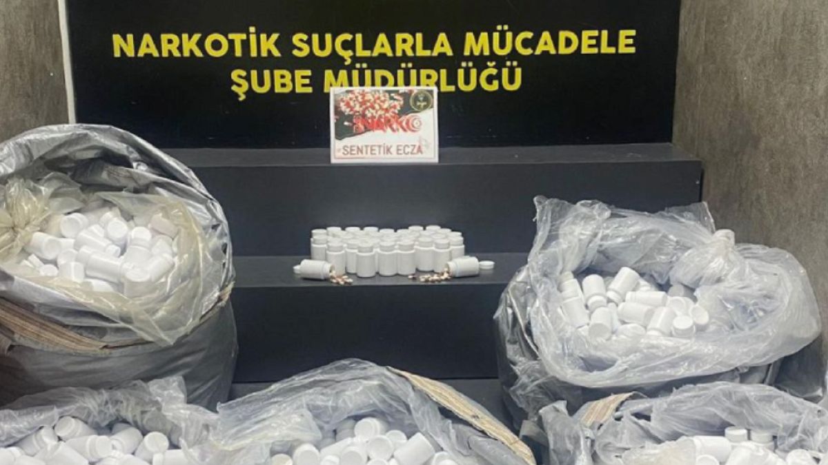 Araç değil uyuşturucu deposu: 156 bin hap çıktı