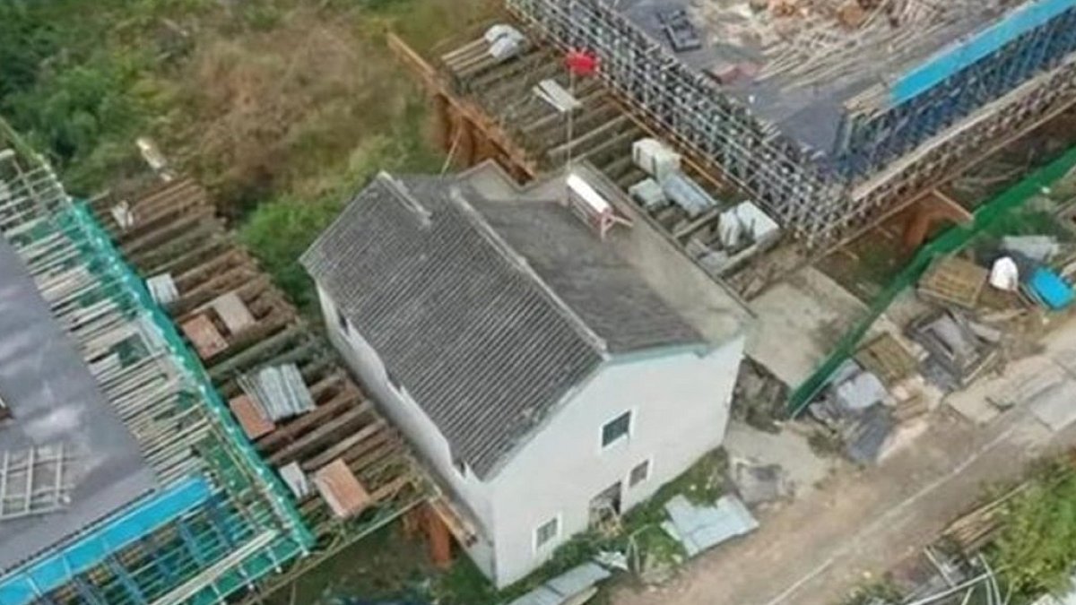 Tren raylarının arasında tek başına kalan apartman sosyal medyanın diline düştü