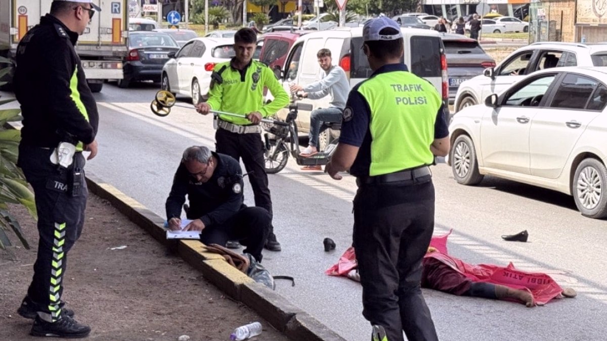 Mendil satarken TIR'ın altında kalan kadın hayatını kaybetti
