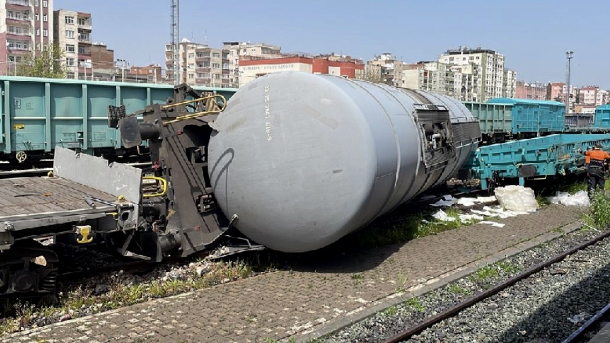 Diyarbakır'da yük treninin vagonu raydan çıktı