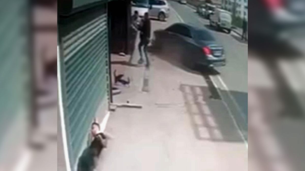 'Oğlumu tehdit ettin' dedi, motosikletliye otomobille çarptı