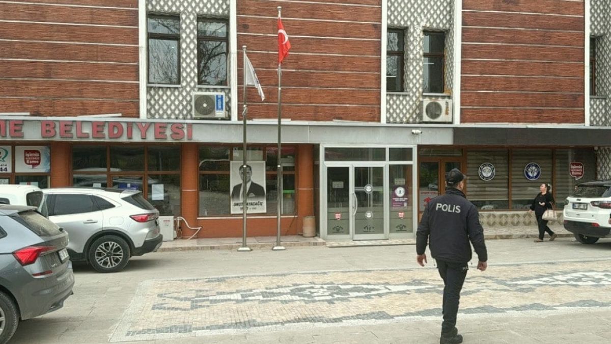 Son dakika: Eşme Belediyesi'ne operasyon: Başkan Yılmaz Tozan gözaltına alındı