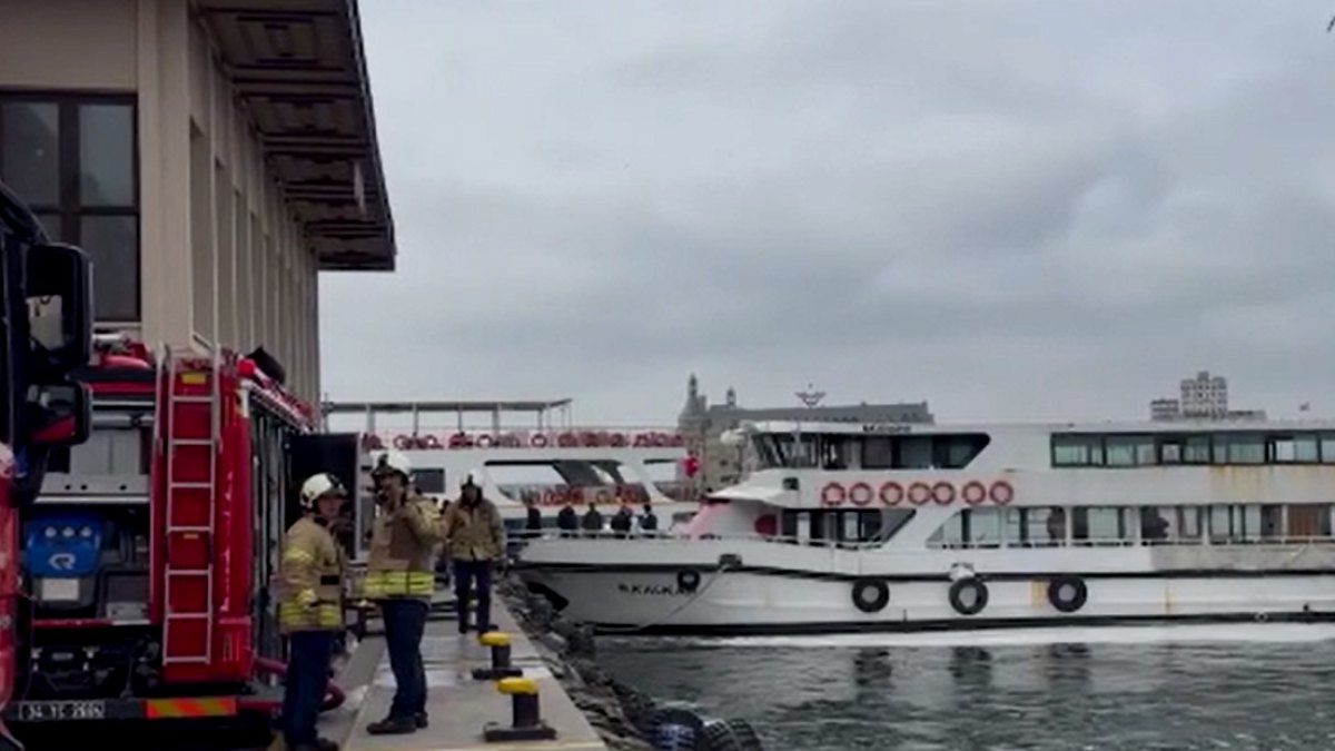 Kadıköy İskelesi'nde panik: 42 metrelik yolcu teknesi alevlere teslim oldu