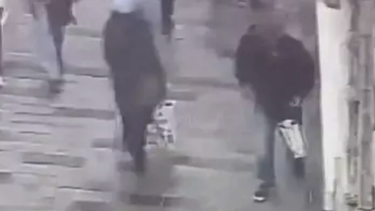 Kaldırımda unutulan çantayı çaldı, yakayı ele verdi