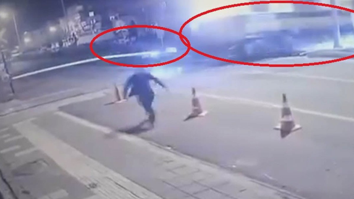 Otomobilin yük trenine çarptığı kaza anı