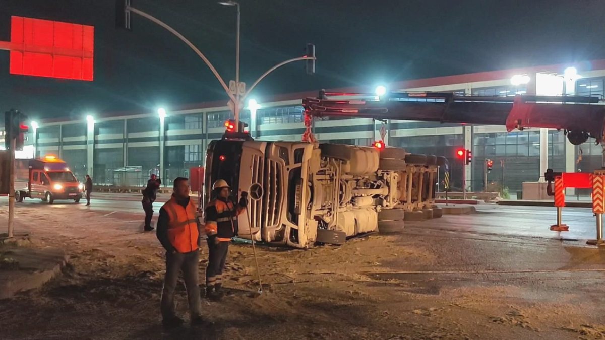 TIR devrildi, yol ulaşıma kapandı!