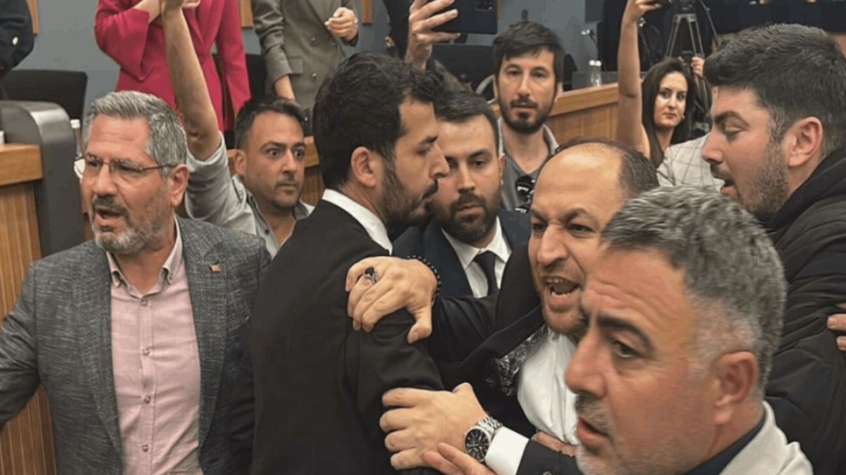 İzmir Büyükşehir Belediye Meclisi'nde gerginlik
