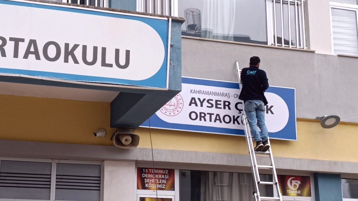 Katliamın yaşandığı okulun tabelası yeni binaya asıldı