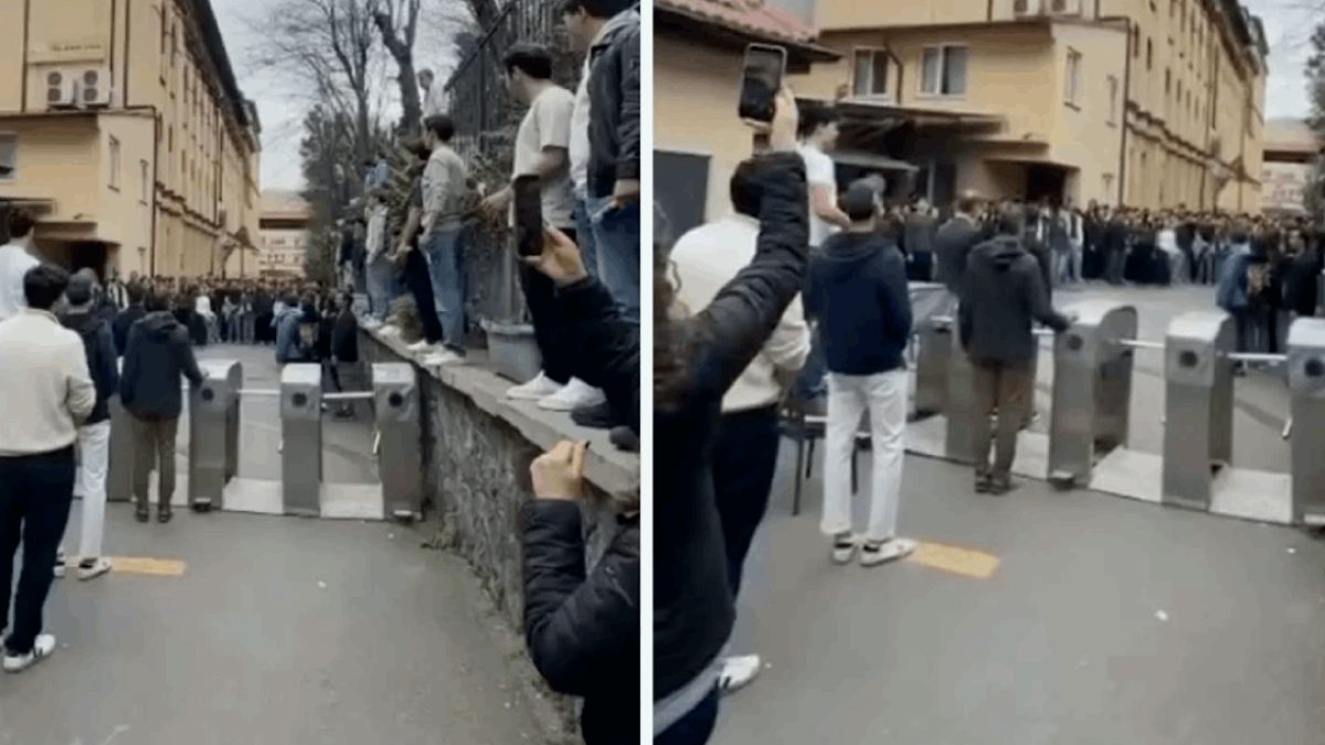 Alman Lisesinde öğrenciler andımızı okudu