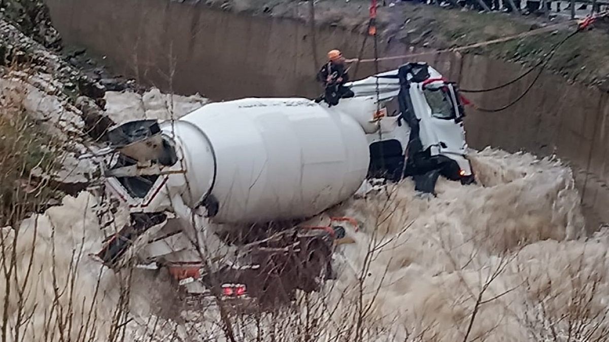 Beton mikseri dereye yuvarlandı, şoför kayboldu