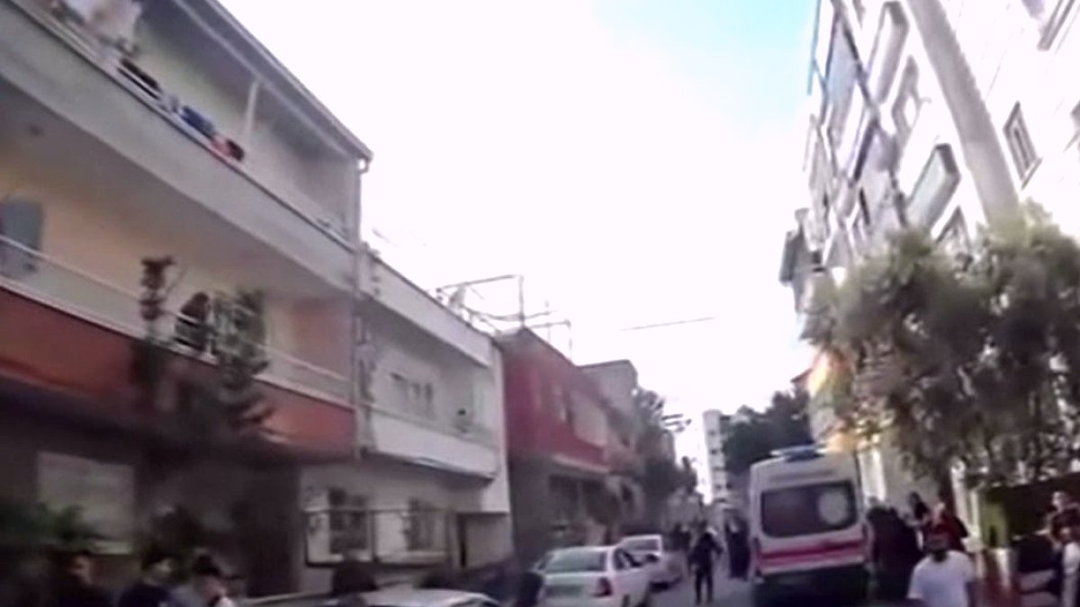 Mersin'de yangın! 5'i çocuk 9 kişi mahsur kaldı
