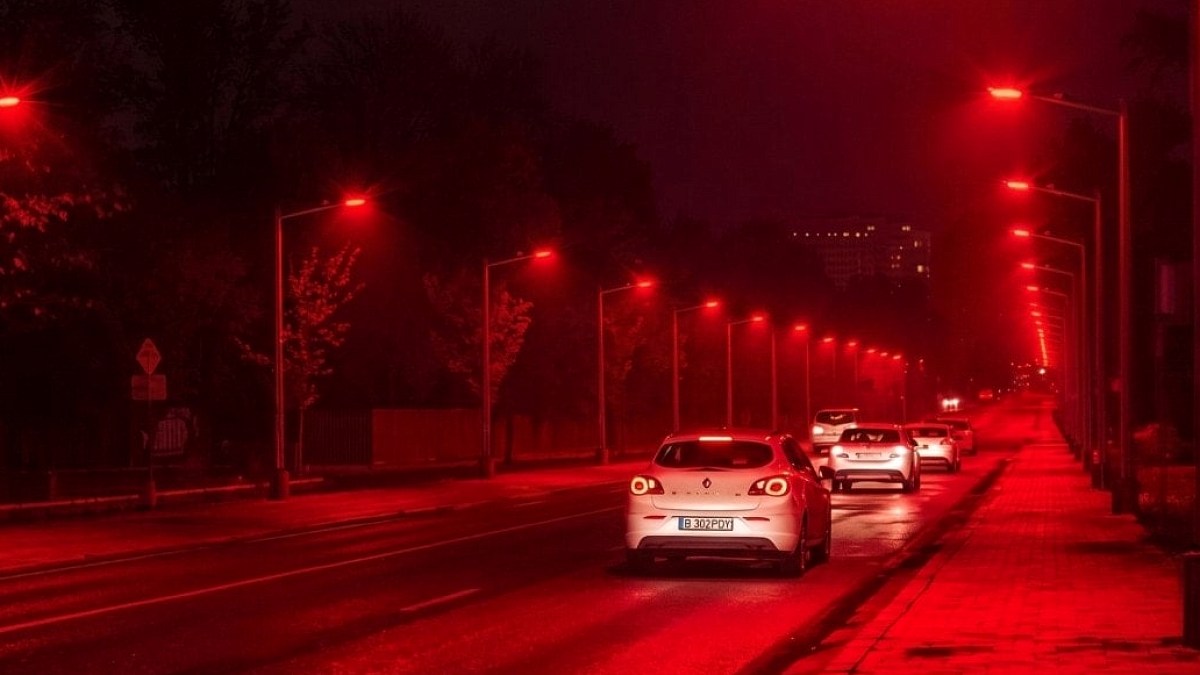 Sokak lambalarında kırmızı renk dönemi başladı