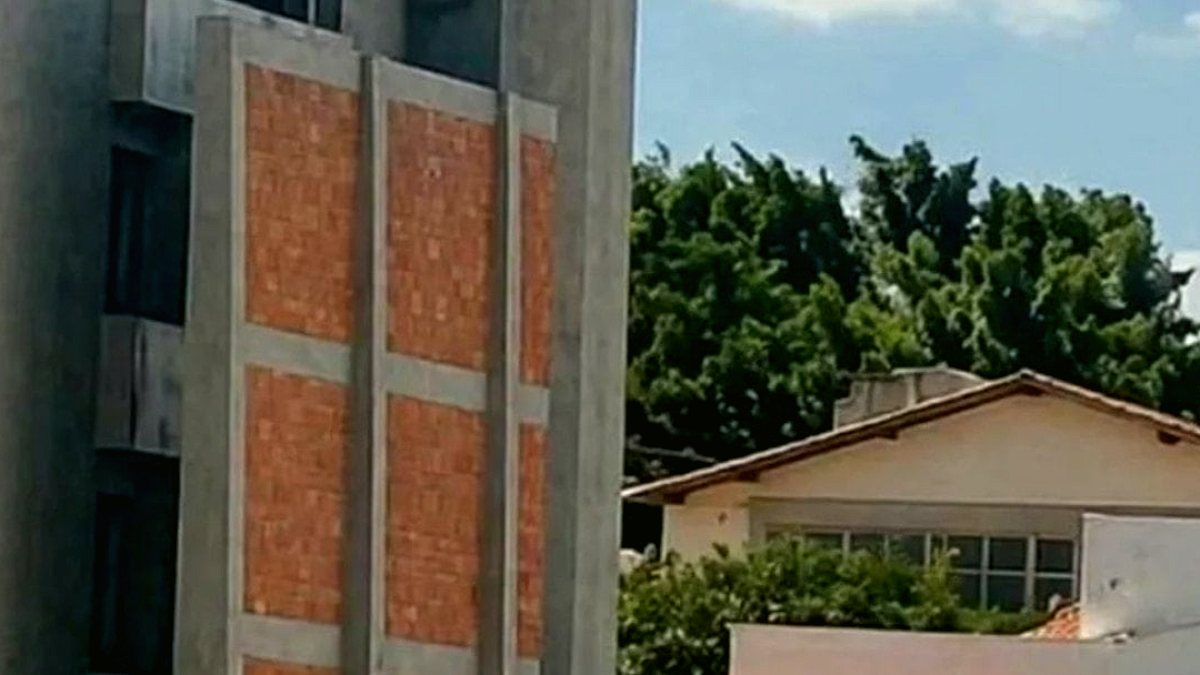 Komşu kavgası 14 metrelik duvara dönüştü
