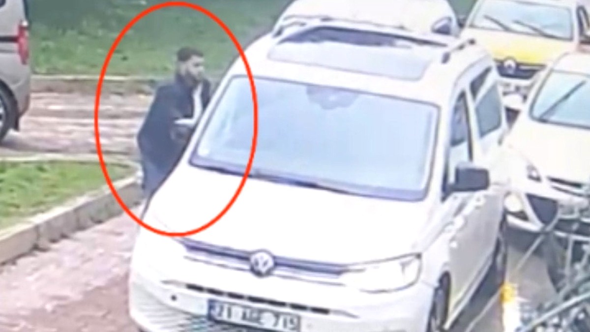 Araçla su sıçrattı, tepki gösteren çocuğu dövdü!