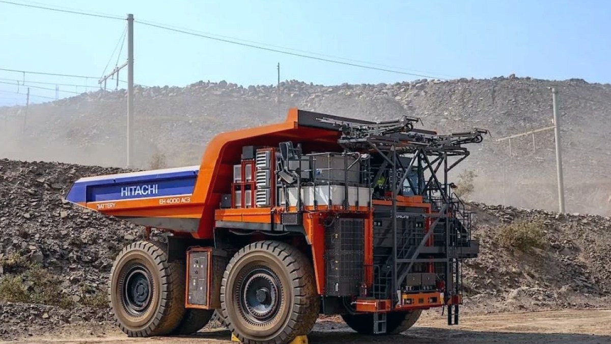 384 tonluk dev kamyon yollara indi: Tek seferde 4 bin kilometre yol katediyor