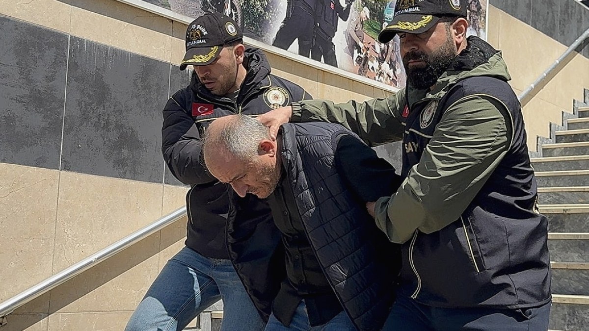 Sosyal medyada polis yeleğiyle yayın yapan şüpheli adliyede