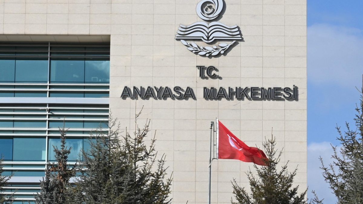 AYM'den 11 siyasi parti için karar