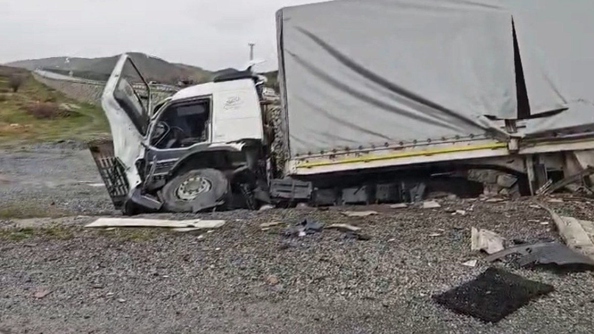 Bitlis'te TIR ile otomobil çarpıştı: 2 ölü, 1 yaralı