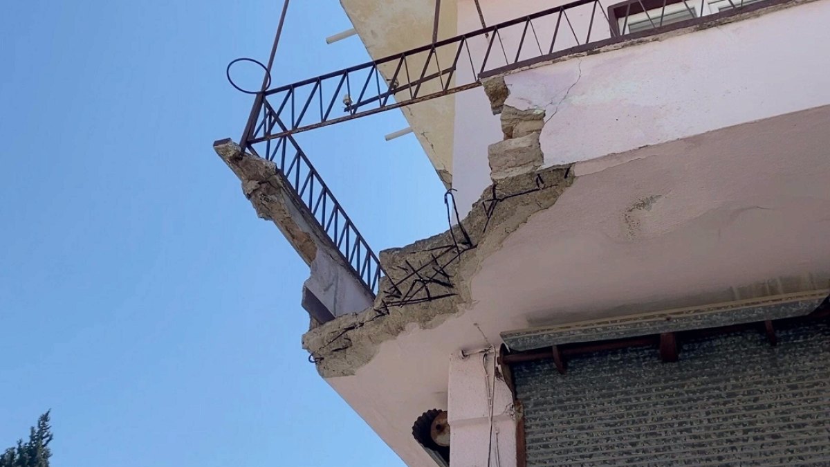 Balkon çöktü, baba ve engelli oğlu yaralandı