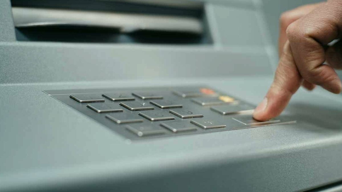 Bankalar müşterilerine 'nakit para çekin' demeye başladı