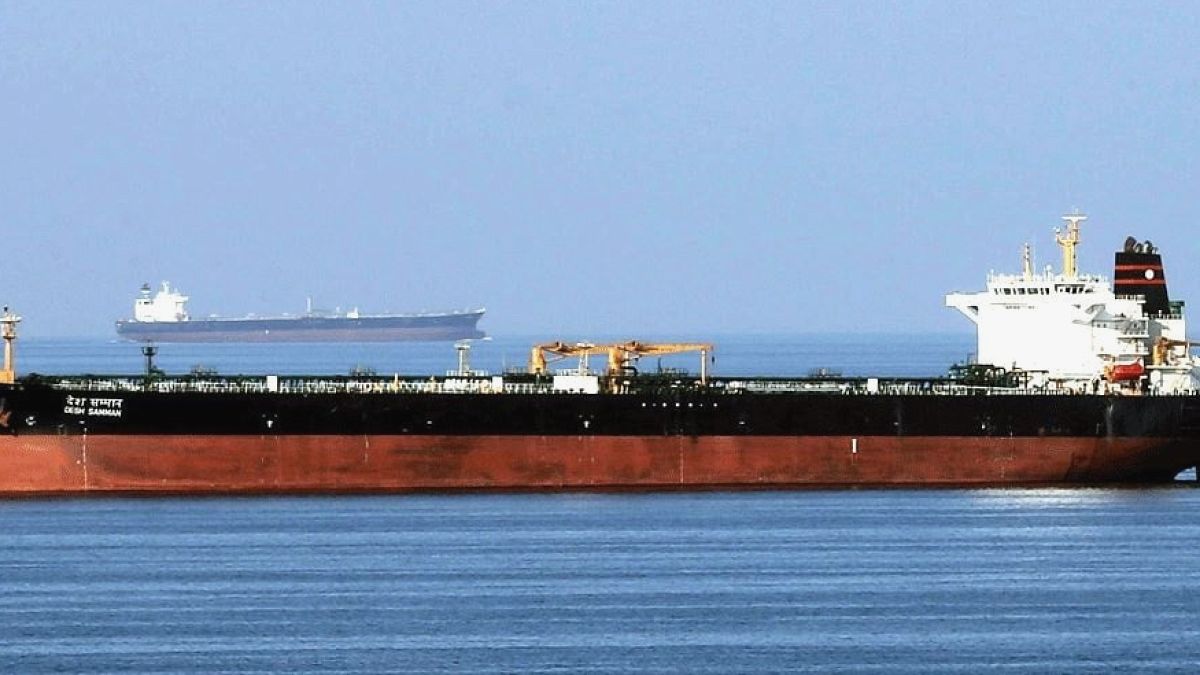 Ülkesine petrol yetiştirmek için ablukayı delen ilk gemi oldu: 450 bin varili aldı gidiyor