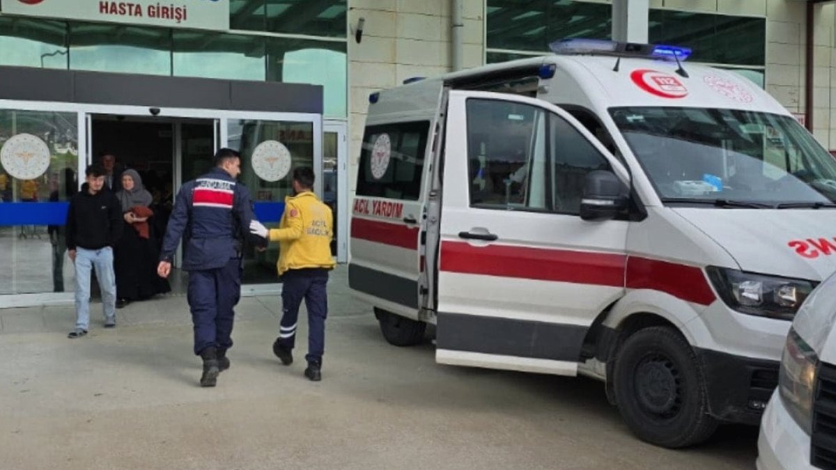 Samsun'da korkutan kaza: Öğrenci servisi direğe çarptı, 13 yaralı!