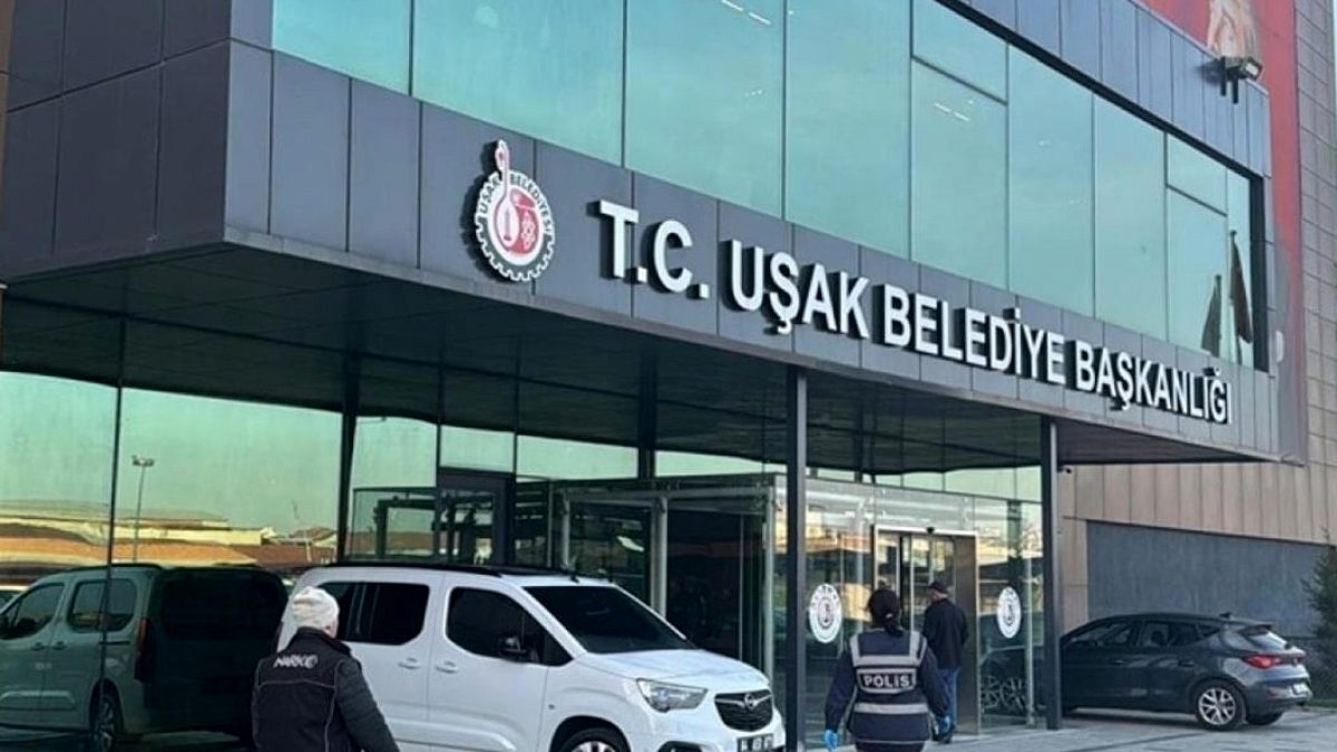 Son dakika... Uşak Belediyesi'ne operasyon! 16 kişi tutuklandı