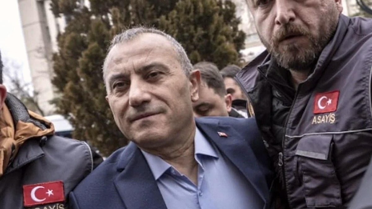 Eski vali Sonel'in ismi bir bir kaldırılıyor