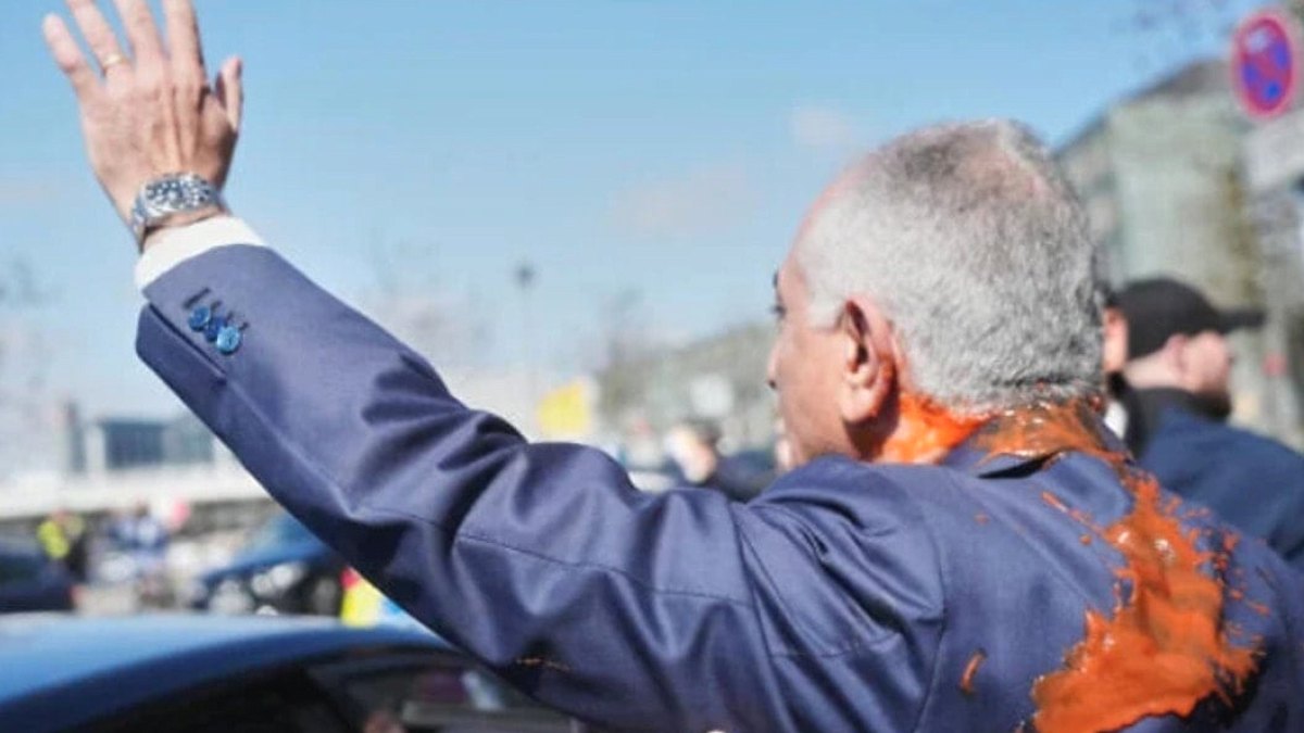 İran'ın sürgün prensine domatesli saldırı