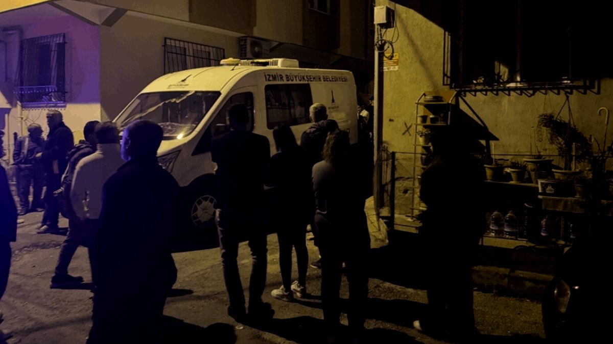 İzmir'de vahşet: Eşini boğazından vurdu