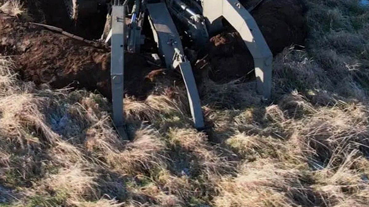 Üç devasa pençe toprağa gömüldü: Ansızın ortaya çıkıyor, toprağı yerle bir ediyor